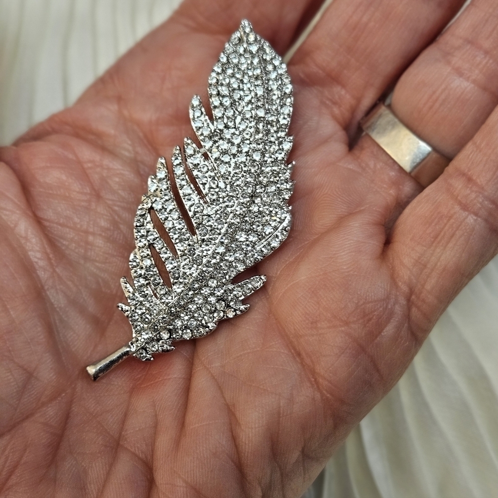 NEW Crystal Feather Brooch - Picture 4 of 8